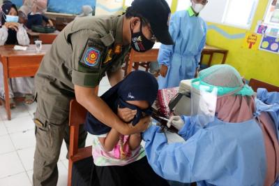 Vaksinasi untuk anak di Sekolah Madrasah Ibtidaiyah Negeri (MIN) 17, Pulau Panggang, Kepulauan Seribu Utara, Provinsi DKI Jakarta, Senin (27/12/2021).