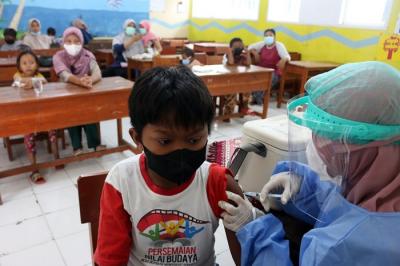 Vaksinasi untuk anak di Sekolah Madrasah Ibtidaiyah Negeri (MIN) 17, Pulau Panggang, Kepulauan Seribu Utara, Provinsi DKI Jakarta, Senin (27/12/2021).