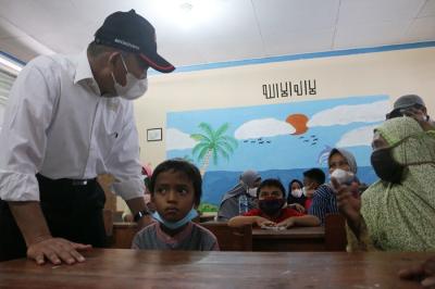 Vaksinasi untuk anak di Sekolah Madrasah Ibtidaiyah Negeri (MIN) 17, Pulau Panggang, Kepulauan Seribu Utara, Provinsi DKI Jakarta, Senin (27/12/2021).