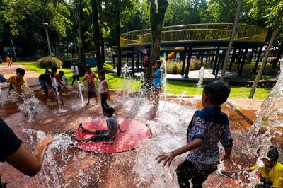 Anak-anak asik bermain air mancur di RPTRA Taman Puring, Jakarta Selatan, Senin (27/12/2021).