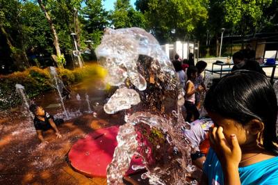 Anak-anak asik bermain air mancur di RPTRA Taman Puring, Jakarta Selatan, Senin (27/12/2021).