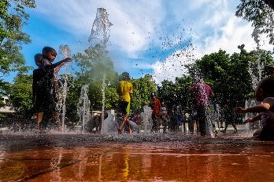 Anak-anak asik bermain air mancur di RPTRA Taman Puring, Jakarta Selatan, Senin (27/12/2021).