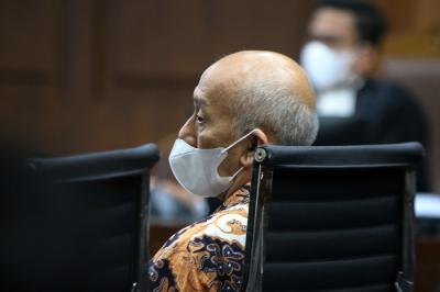 Terdakwa Pemilik PT AMS Kiagus Emil Fahmy Cornain menjalani sidang lanjutan di Pengadilan Tipikor, Jakarta Selasa  (28/12/2021).