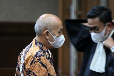Terdakwa Pemilik PT AMS Kiagus Emil Fahmy Cornain menjalani sidang lanjutan di Pengadilan Tipikor, Jakarta Selasa  (28/12/2021).