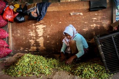 Suasana aktivitas pedagang di Pasar Induk Kramat Jati, Jakarta Timur, Selasa (28/12/2021).