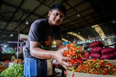 Suasana aktivitas pedagang di Pasar Induk Kramat Jati, Jakarta Timur, Selasa (28/12/2021).