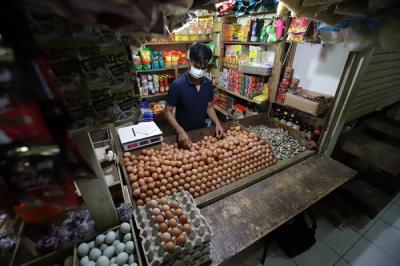 Pedagang memilih telur yang dijual di Pasar Rumput, Jakarta, Senin (27/12/2021).