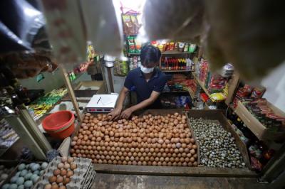 Pedagang memilih telur yang dijual di Pasar Rumput, Jakarta, Senin (27/12/2021).