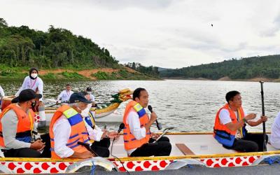 Presiden Joko Widodo meresmikan Bendungan Ladongi di Kabupaten Kolaka Timur, Provinsi Sulawesi Tenggara, pada Selasa, 28 Desember 2021.