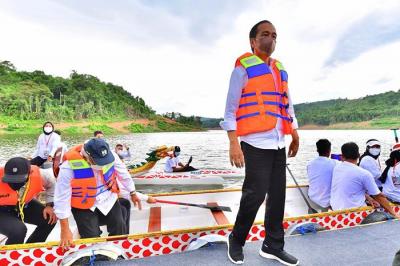 Presiden Joko Widodo meresmikan Bendungan Ladongi di Kabupaten Kolaka Timur, Provinsi Sulawesi Tenggara, pada Selasa, 28 Desember 2021.