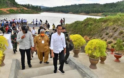 Presiden Joko Widodo meresmikan Bendungan Ladongi di Kabupaten Kolaka Timur, Provinsi Sulawesi Tenggara, pada Selasa, 28 Desember 2021.