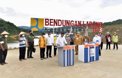 Presiden Joko Widodo meresmikan Bendungan Ladongi di Kabupaten Kolaka Timur, Provinsi Sulawesi Tenggara, pada Selasa, 28 Desember 2021.