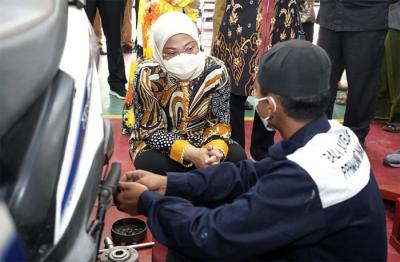 Menteri Ketenagakerjaan Ida Fauziyah, melakukan kunjungan kerja ke Balai Latihan Kerja Komunitas (BLKK) Unipro Biso di Kabupaten Tulungagung.
