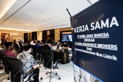 Penandatanganan kerja sama Konsorsium Asuransi Bus Listrik melalui PT Aigra Insurance Broker di Kantor Mobil Anak Bangsa (MAB) Jakarta, Selasa (28/12/2021).