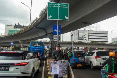 Pedagang musiman menawarkan kalender 2022 kepada pengendara di lampu merah kawasan, Jakarta Pusat, Selasa (28/12/2021).
