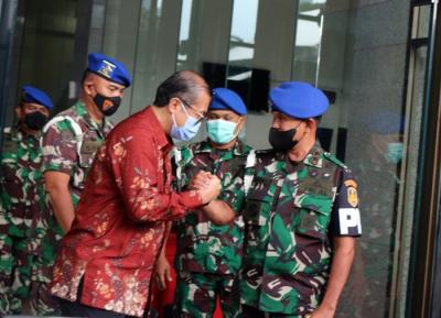 Sekretaris Jenderal KPK Cahya Hardianto Harefa (Kiri) dan Danpuspomal Mayjend TNI (Mar) Lukman, S.T saat menyambangi Gedung KPK, Jakarta.