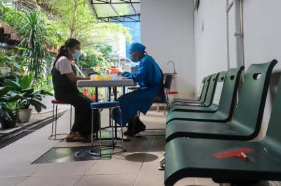 Petugas kesehatan melakukan tes usap (swab test) PCR kepada warga di Puskesmas Kecamatan Mampang Prapatan, Jakarta Selatan, Selasa (28/12/2021).