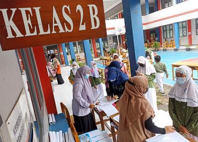Siswa Sekolah Dasar Islam Terpadu Az-Zahra, Pondok Petir Depok menerima vaksin Sinovac Biotech Depok, Selasa (28/12/2021).