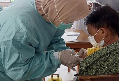 Siswa Sekolah Dasar Islam Terpadu Az-Zahra, Pondok Petir Depok menerima vaksin Sinovac Biotech Depok, Selasa (28/12/2021).