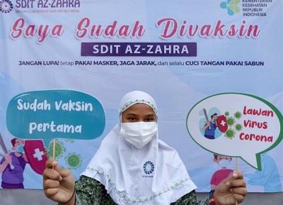 Siswa Sekolah Dasar Islam Terpadu Az-Zahra, Pondok Petir Depok menerima vaksin Sinovac Biotech Depok, Selasa (28/12/2021).