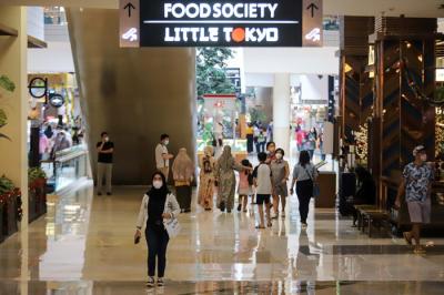 Pengunjung memilih barang saat berbelanja di salah satu toko di Kota Kasablanka, Jakarta Selatan, Selasa (28/12/2021).