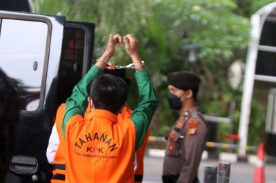 Sejumlah mantan anggota DPRD Kabupaten Muara Enim usai menjalani pemeriksaan lanjutan di Gedung KPK, Jakarta, Rabu (29/12/2021).
