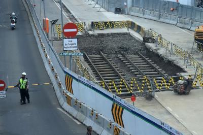 Jalur rel trem peninggalan Belanda terlihat pada proyek pembangunan MRT Jakarta fase 2A Glodok-Kota di kawasan perdagangan Glodok, Jakarta Barat.