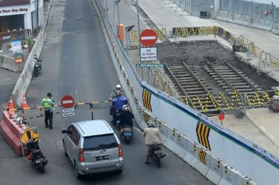 Jalur rel trem peninggalan Belanda terlihat pada proyek pembangunan MRT Jakarta fase 2A Glodok-Kota di kawasan perdagangan Glodok, Jakarta Barat.