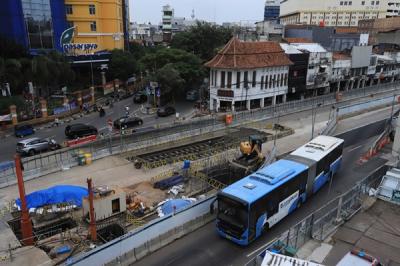 Jalur rel trem peninggalan Belanda terlihat pada proyek pembangunan MRT Jakarta fase 2A Glodok-Kota di kawasan perdagangan Glodok, Jakarta Barat.