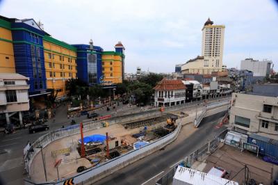 Jalur rel trem peninggalan Belanda terlihat pada proyek pembangunan MRT Jakarta fase 2A Glodok-Kota di kawasan perdagangan Glodok, Jakarta Barat.