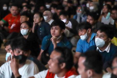 Ekspresi pengunjung saat mengikuti kegiatan nonton bareng (nobar) Final Leg Pertama Piala AFF 2020 di Ruangan Live House, M Bloc Space, Jakarta Selatan.