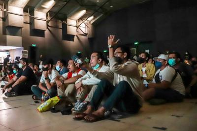 Ekspresi pengunjung saat mengikuti kegiatan nonton bareng (nobar) Final Leg Pertama Piala AFF 2020 di Ruangan Live House, M Bloc Space, Jakarta Selatan.