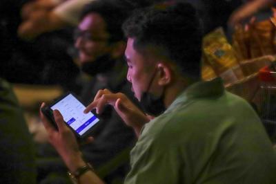 Ekspresi pengunjung saat mengikuti kegiatan nonton bareng (nobar) Final Leg Pertama Piala AFF 2020 di Ruangan Live House, M Bloc Space, Jakarta Selatan.