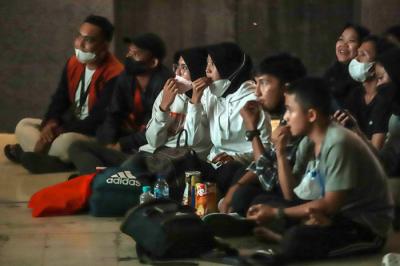Ekspresi pengunjung saat mengikuti kegiatan nonton bareng (nobar) Final Leg Pertama Piala AFF 2020 di Ruangan Live House, M Bloc Space, Jakarta Selatan.