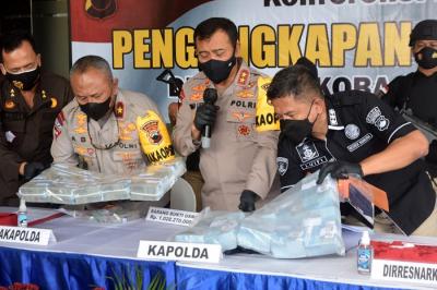 Rilis barang bukti tindak pidana pencucian uang (TPPU) yang diduga hasil penjualan narkoba di Mapolda Jateng, Semarang, Rabu (29/12/2021).
