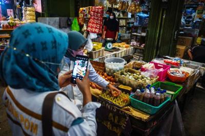 Wakil Wali Kota Palembang Fitrianti Agustinda bersama Balai Besar Pengawasan Obat dan Makanan Palembang melakukan inspeksi medadak ke Pasar Buah Temenggung.