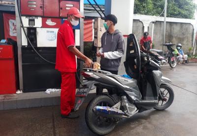 Pengendara motor mengisi BBM di salah satu SPBU kawasan Jalan Kodau, Kota Bekasi, Jawa Barat, Rabu (29/12/2021).