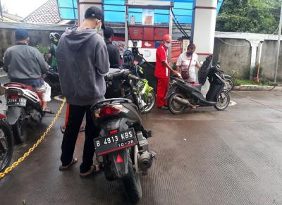 Pengendara motor mengisi BBM di salah satu SPBU kawasan Jalan Kodau, Kota Bekasi, Jawa Barat, Rabu (29/12/2021).