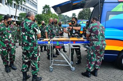 Kepala Staf Angkatan Udara (Kasau) Marsekal TNI Fadjar Prasetyo menyerahkan dua unit kendaraan dinas ambulan.