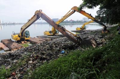 Sejumlah eskavator terparkir di Waduk Pluit, Jakarta Utara, Rabu (29/12/2021).