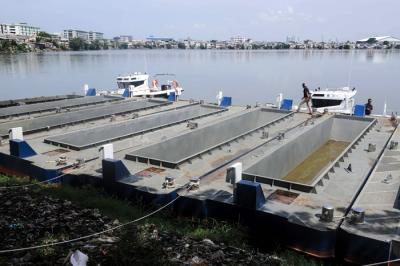 Sejumlah eskavator terparkir di Waduk Pluit, Jakarta Utara, Rabu (29/12/2021).