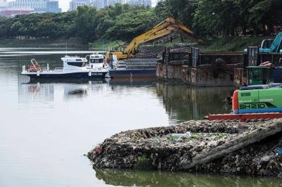 Sejumlah eskavator terparkir di Waduk Pluit, Jakarta Utara, Rabu (29/12/2021).