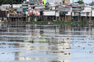 Sejumlah eskavator terparkir di Waduk Pluit, Jakarta Utara, Rabu (29/12/2021).