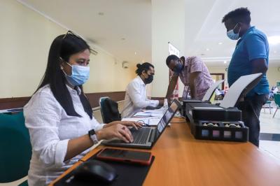 Petugas kesehatan menyuntikkan vaksin Covid-19 kepada Warga Negara Asing (WNA) di Gelanggang Remaja Tanjung Priok, Jakarta Utara, Rabu (29/12/2021).