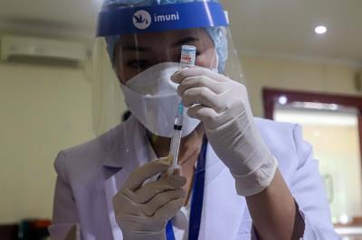 Petugas kesehatan menyuntikkan vaksin Covid-19 kepada Warga Negara Asing (WNA) di Gelanggang Remaja Tanjung Priok, Jakarta Utara, Rabu (29/12/2021).