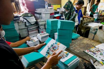 Pekerja sedang menyelesaikan pesanan kalender disebuah percetakan, Jakarta Pusat, Kamis (30/12/2021).