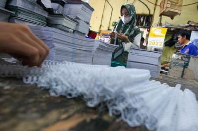 Pekerja sedang menyelesaikan pesanan kalender disebuah percetakan, Jakarta Pusat, Kamis (30/12/2021).
