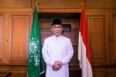 Ketua Umum Pengurus Besar Nahdlatul Ulama Yahya Cholil Staquf alias Gus Yahya saat sesi foto usai wawancara khusus di Kantor Pusat PBNU, Jakarta Pusat.