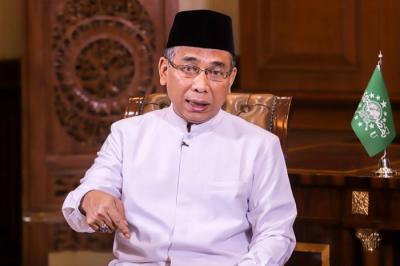 Ketua Umum Pengurus Besar Nahdlatul Ulama Yahya Cholil Staquf alias Gus Yahya saat sesi foto usai wawancara khusus di Kantor Pusat PBNU, Jakarta Pusat.