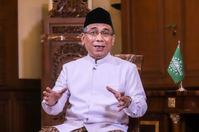 Ketua Umum Pengurus Besar Nahdlatul Ulama Yahya Cholil Staquf alias Gus Yahya saat sesi foto usai wawancara khusus di Kantor Pusat PBNU, Jakarta Pusat.